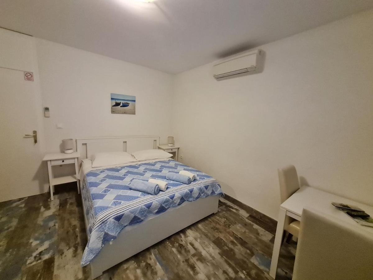 Rooms Andelka Bol Cameră foto